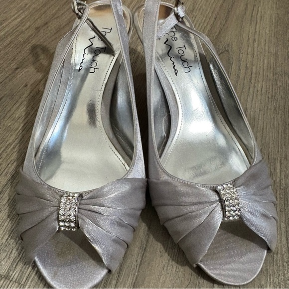 The Touch of Nina Silver Slingback Heels Sz 7M Embellished Bow Bridal Party - Picture 2 of 10